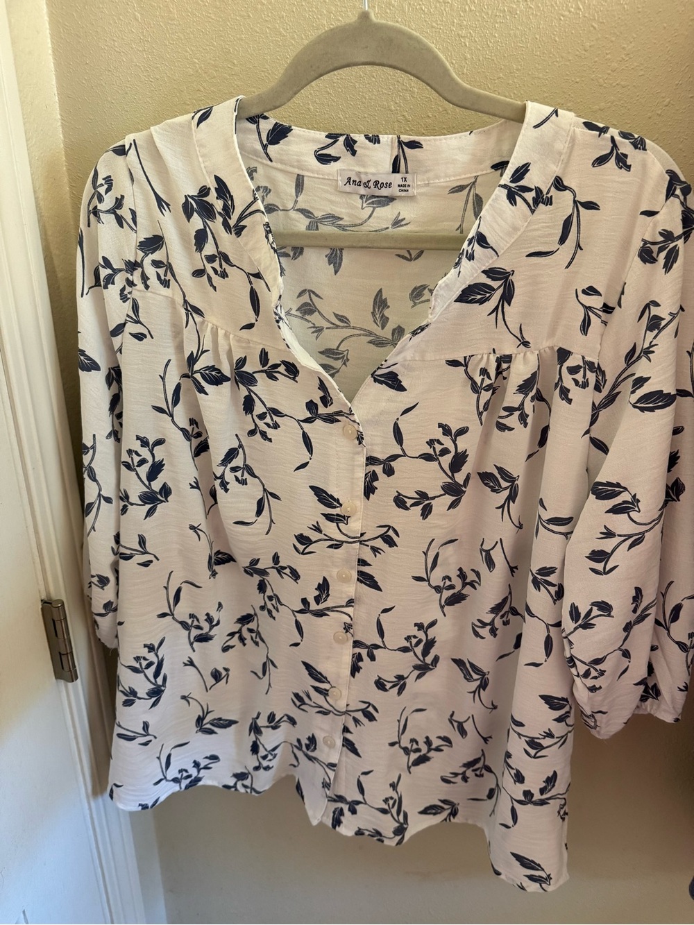 Anna & Rose White Floral Button-Front Blouse